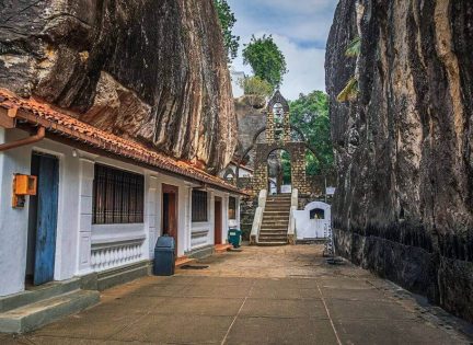 Rock Cave Temple Matale, Aluviharaya
